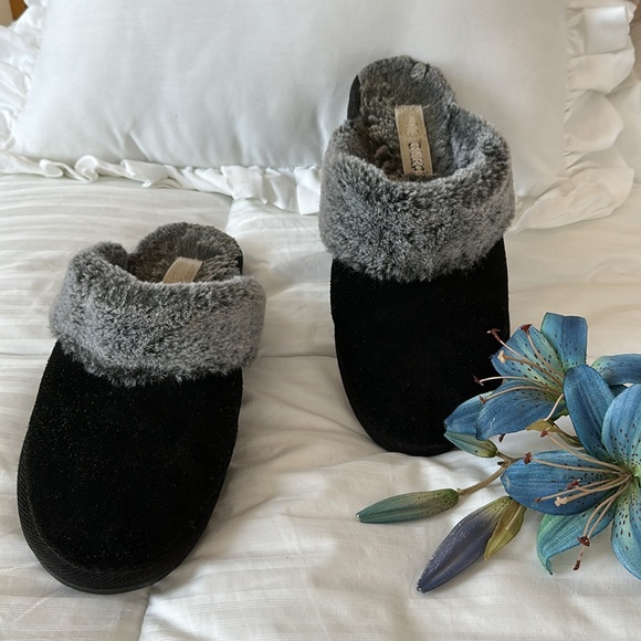 Comfy Minnetonka Slippers - 10 - Picture 9 of 10